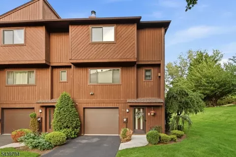 88 Metro Vista Dr, Hawthorne, NJ 07506