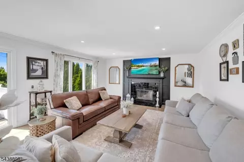 Living - 22 Fox Boro Rd, Wayne, NJ 07470 photo 2 of 5
