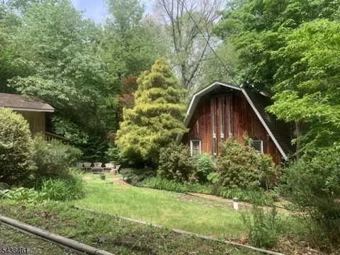 4 Pine Tree Ln, Chester Twp, NJ 07930