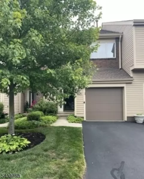 124 Hempstead Ct, Madison, NJ 07940