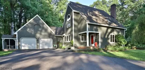 4 Deerwood Dr, Clinton, NJ 08809
