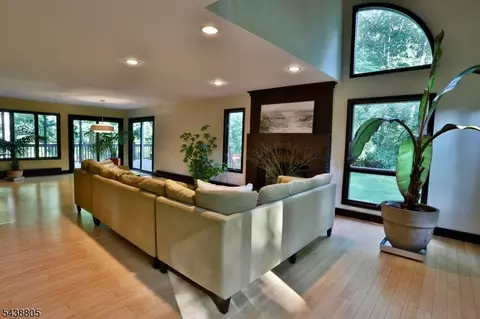 4 Deerwood Dr, Clinton, NJ 08809