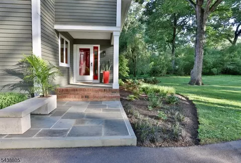 4 Deerwood Dr, Clinton, NJ 08809