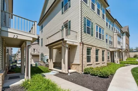 10 Cortland Ct, Livingston, NJ 07039