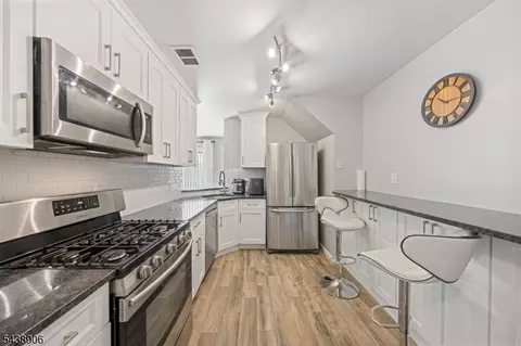 2706 Lighthouse Ln, Parlin, NJ 08859