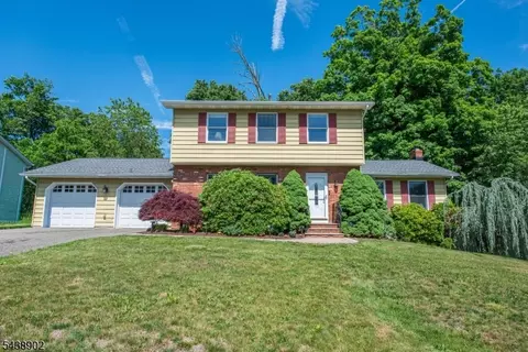 4 Hover Dr, Mount Arlington, NJ 07856