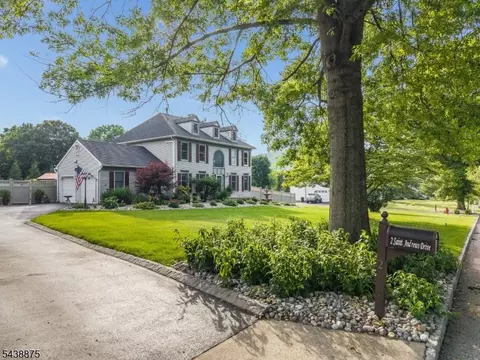 2 Saint Andrews Dr, Washington, NJ 07882