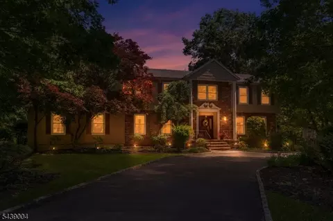 10 Moonshadow Ct, Kinnelon, NJ 07405