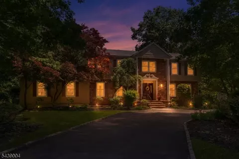 10 Moonshadow Ct, Kinnelon, NJ 07405