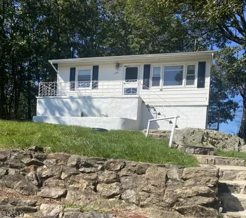 330 Dupont Ave, Hopatcong, NJ 07843