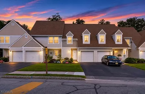 17 Heritage Ln, Hamburg, NJ 07419
