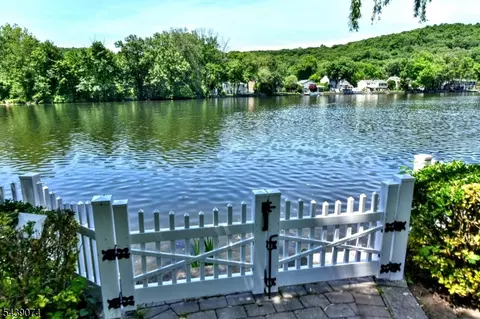 45 Lakeshore Dr, Oakland, NJ 07436