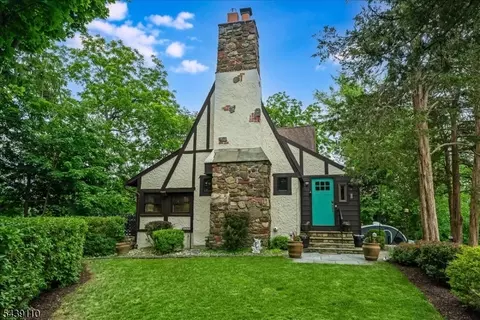 4 Indian Trl, Sparta, NJ 07871
