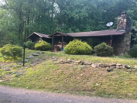 7 Derry Run Ln, Glen Gardner, NJ 08826
