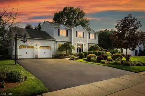 13 Daniel Dr, Hillsborough, NJ 08844