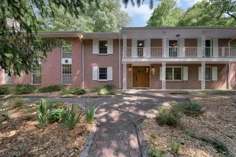 29 Brook Dr, Watchung, NJ 07069