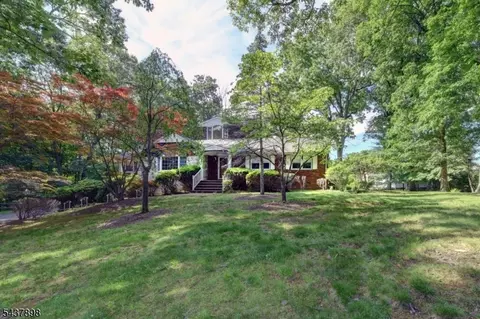 34 Knoll Rd, Wayne, NJ 07470
