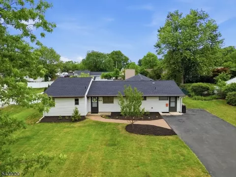 24 Cambridge Rd, Kendall Park, NJ 08824