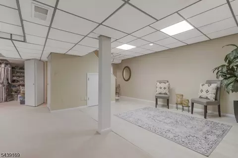 Entry Way - 11 Hampton Ct, Basking Ridge, NJ 07920 photo 2 of 2