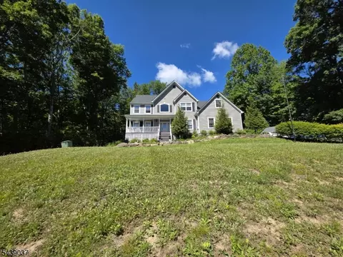 1 Wood Hollow Trl, Oak Ridge, NJ 07438