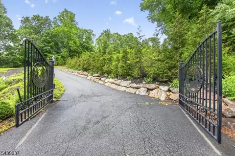 1 Wood Hollow Trl, Oak Ridge, NJ 07438