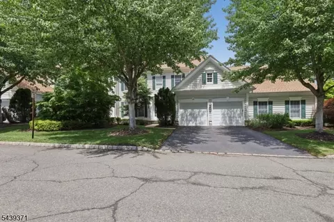 122 White Pine Ct, Paramus, NJ 07652