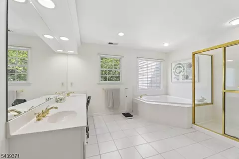 Bath - 122 White Pine Ct, Paramus, NJ 07652 photo 3 of 5