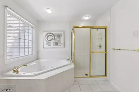 Bath - 122 White Pine Ct, Paramus, NJ 07652 photo 4 of 5