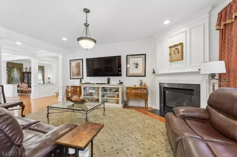 Living - 122 White Pine Ct, Paramus, NJ 07652 photo 2 of 3