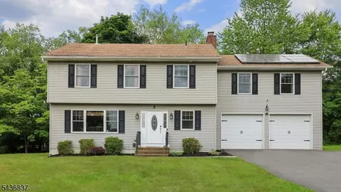 5 Maple Dr, Warren, NJ 07059