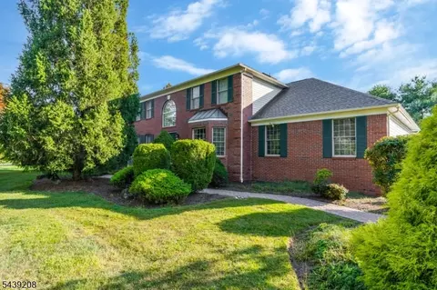 6 Pinewood Ln, Warren, NJ 07059