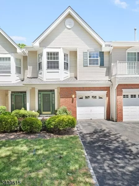 28 Kensington Dr, Randolph, NJ 07869