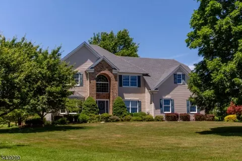 3 Danberry Dr, Ringoes, NJ 08551