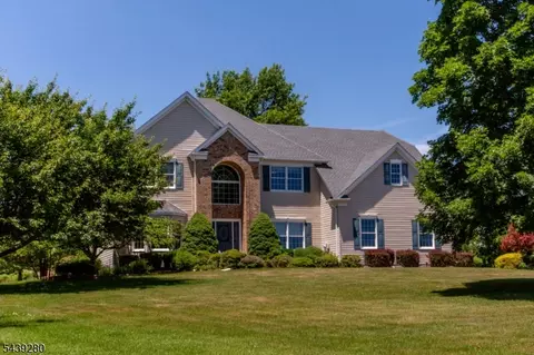 3 Danberry Dr, Ringoes, NJ 08551