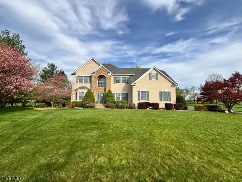 3 Danberry Dr, Ringoes, NJ 08551