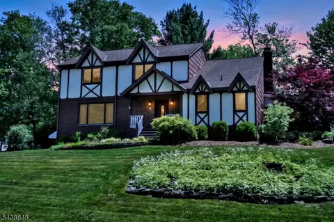 16 Weeden Dr, West Milford, NJ 07480