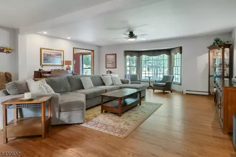 20 Lark Ln, Oak Ridge, NJ 07438