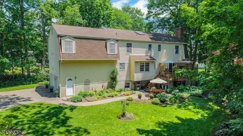 20 Lark Ln, Oak Ridge, NJ 07438
