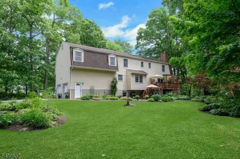 20 Lark Ln, Oak Ridge, NJ 07438