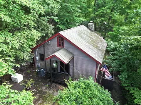35 E Shore Trl, Sandyston, NJ 07826