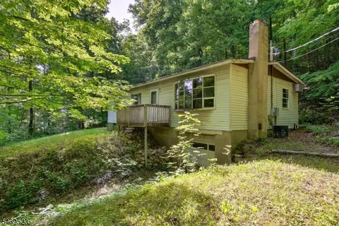 77 Sand Pond Rd, Hamburg, NJ 07419