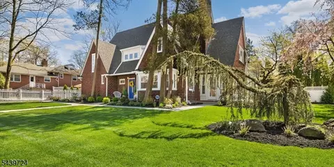 206 Lakeview Ave, Leonia, NJ 07605