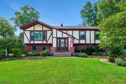 30 Tanglewood Dr, East Hanover, NJ 07936