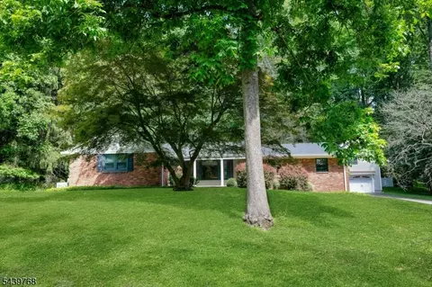 29 Dogwood Dr, Chester, NJ 07930