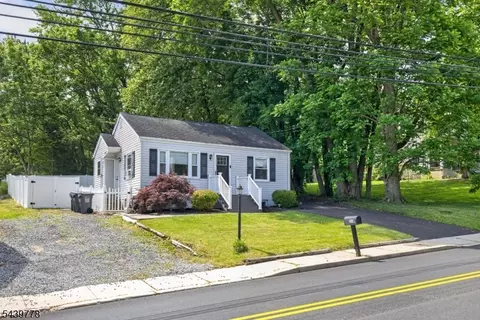 318 Greenwich St, Stewartsville, NJ 08886