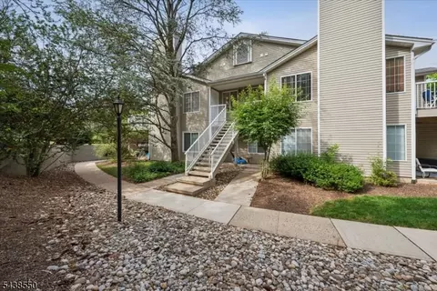 40 Ray Ct, Bedminster, NJ 07921