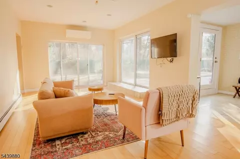 1 Ranch Ct, Saddle Brook, NJ 07663