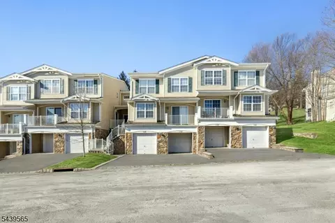 1028 Robin Ct, Green Brook, NJ 08812