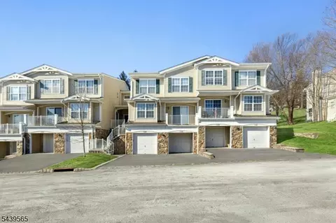 1028 Robin Ct, Green Brook, NJ 08812