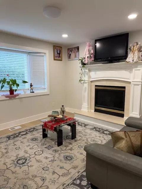13 1st St, Mahwah, NJ 07430